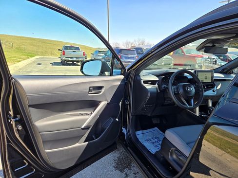 Used 2025 Toyota Corolla Cross AWD Hybrid w/ Moonroof Package image 13