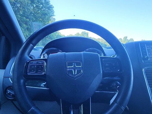 Used 2017 Dodge Grand Caravan SXT w/ Driver Convenience Group FWD image 12