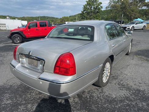 Used 2004 Lincoln Town Car Signature RWD image 4