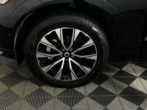 Used 2025 Volvo XC60 B5 Plus image 12