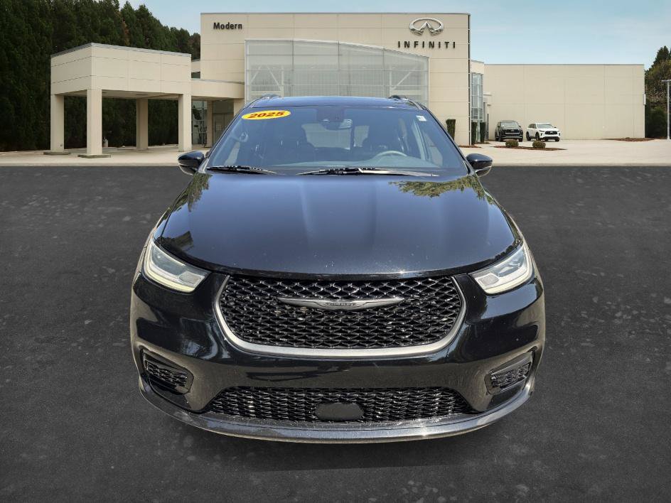 Used 2025 Chrysler Pacifica Limited FWD image 4