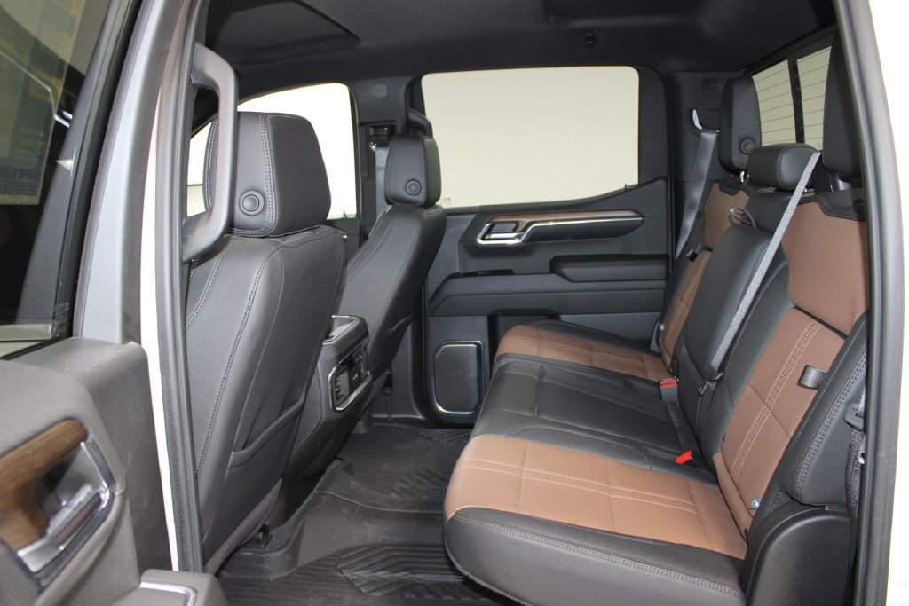 Used 2024 Chevrolet Silverado 1500 High Country w/ Technology Package AWD/4WD image 26