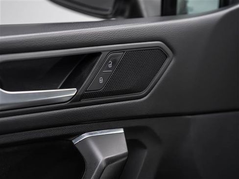 Used 2019 Volkswagen Tiguan S image 27