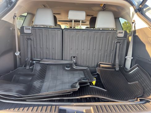 Used 2022 Toyota Highlander XLE AWD/4WD image 38