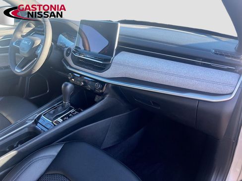 Used 2024 Jeep Compass Latitude image 36