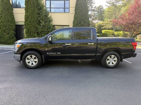 Used 2018 Nissan Titan SV w/ SV Convenience Package AWD/4WD image 8