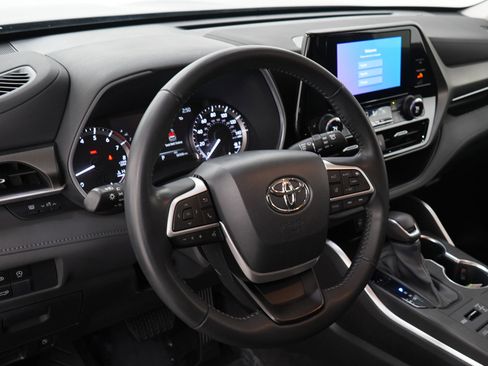 Used 2023 Toyota Highlander XLE image 29