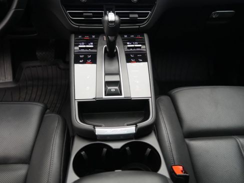 Certified 2023 Porsche Macan Turbo AWD/4WD image 33