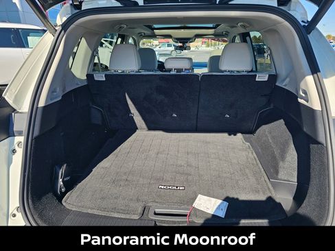 Used 2023 Nissan Rogue SV w/ SV Premium B Package image 12