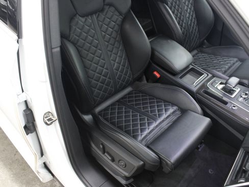 Used 2018 Audi SQ5 Premium Plus w/ Navigation Package image 16