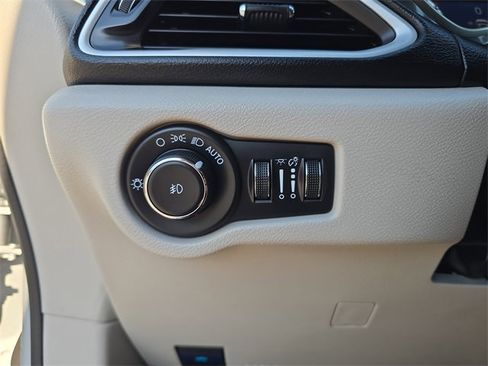 Certified 2024 Chrysler Pacifica Touring-L image 21