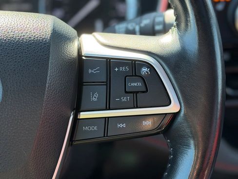 Used 2022 Toyota Highlander XSE AWD/4WD image 17