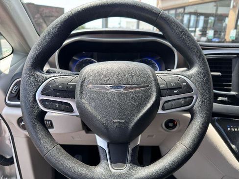 Used 2020 Chrysler Voyager L image 19