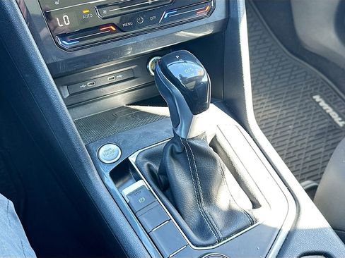 Used 2022 Volkswagen Tiguan SE w/ Panoramic Sunroof Package image 18