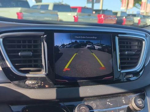 Used 2018 Chrysler Pacifica Touring-L image 20