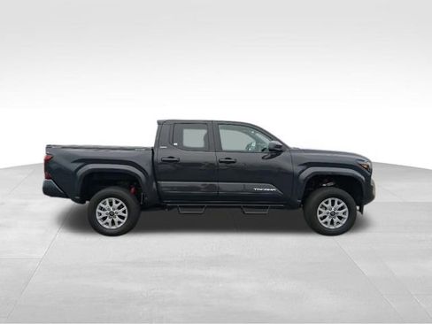 Used 2025 Toyota Tacoma SR5 AWD/4WD image 5