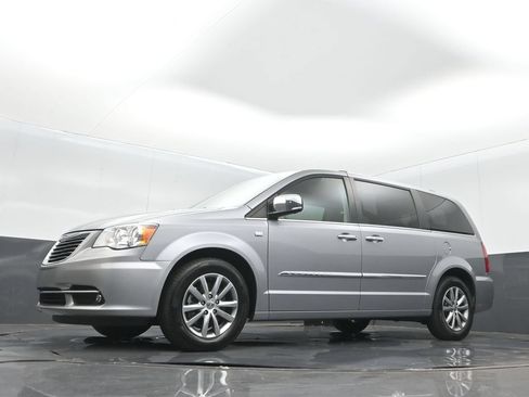 Used 2014 Chrysler Town & Country Touring-L FWD image 13