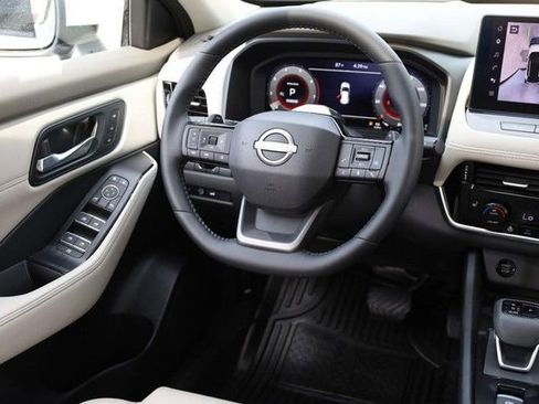 Certified 2025 Nissan Rogue SL w/ Tech Package FWD image 28