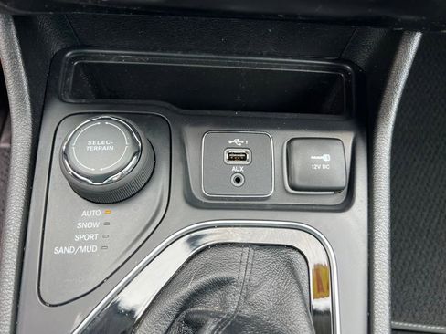 Used 2021 Jeep Cherokee Limited AWD/4WD image 36