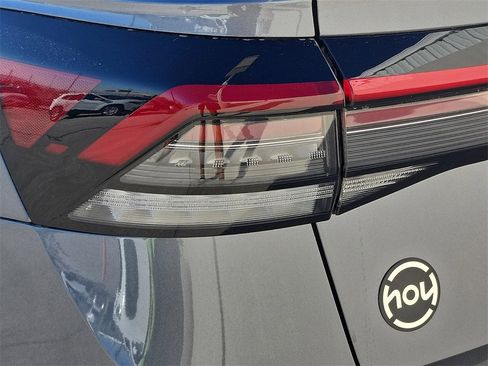 New 2026 Volkswagen Taos SE image 9