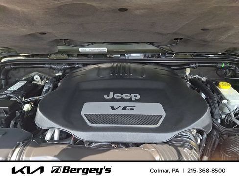 Used 2015 Jeep Wrangler Unlimited Sahara w/ Connectivity Group AWD/4WD image 26
