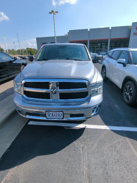 Used 2019 RAM 1500 Classic SLT w/ Luxury Group AWD/4WD image 3