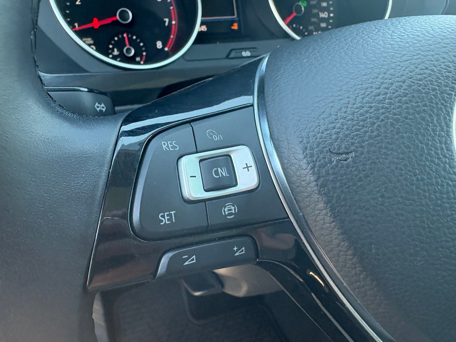 Used 2019 Volkswagen Tiguan SE FWD image 18