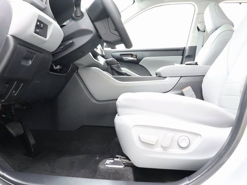 Used 2024 Toyota Highlander XLE image 11