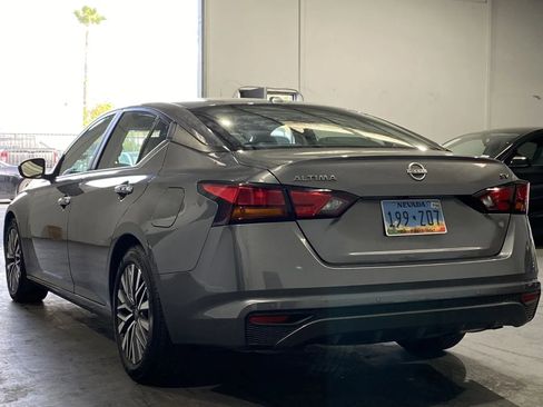 Used 2024 Nissan Altima 2.5 SV FWD image 2