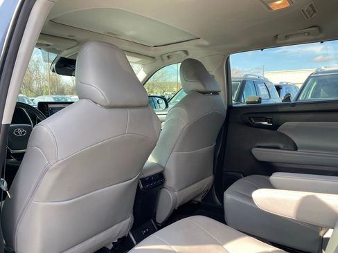 Used 2020 Toyota Highlander XLE image 24