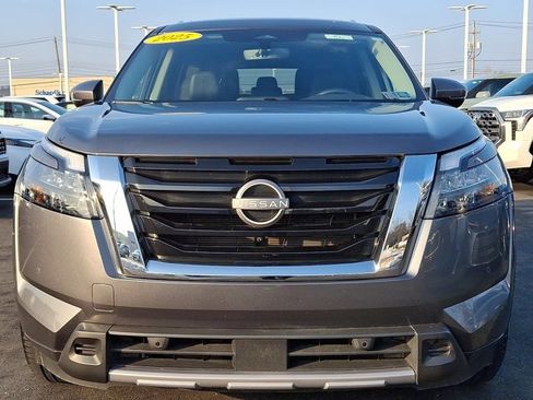 Used 2025 Nissan Pathfinder SL image 2