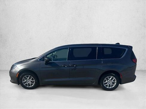 Used 2022 Chrysler Voyager LX image 8