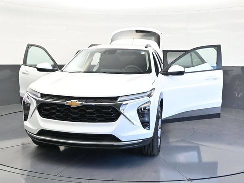 Used 2025 Chevrolet Trax LT FWD image 8