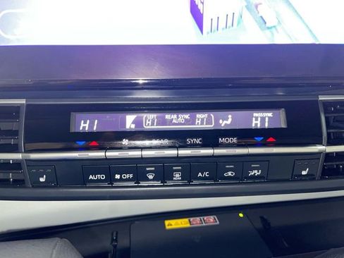 Used 2025 Toyota Sienna XLE w/ XLE Plus Package AWD/4WD image 18