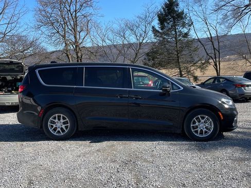 Used 2026 Chrysler Pacifica Select image 8