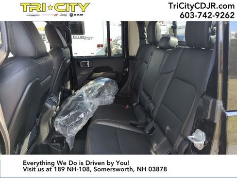 New 2025 Jeep Gladiator Sport image 24