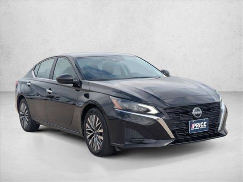 Used 2025 Nissan Altima 2.5 SV image 3