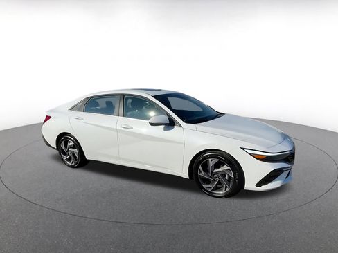 Used 2025 Hyundai Elantra SEL image 2