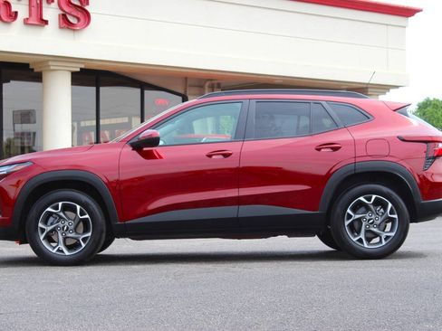 Used 2025 Chevrolet Trax LT FWD image 6