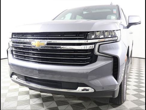 Used 2022 Chevrolet Suburban LT w/ Luxury Package AWD/4WD image 3