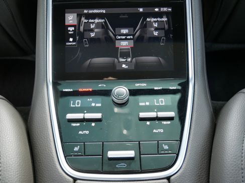 Used 2018 Porsche Panamera 4 image 31