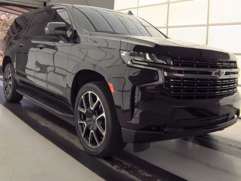 Used 2021 Chevrolet Suburban RST w/ Luxury Package RWD image 2