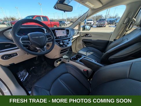 Used 2024 Chrysler Pacifica Touring-L image 2