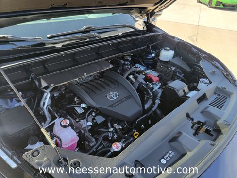 Used 2023 Toyota Highlander XLE image 37