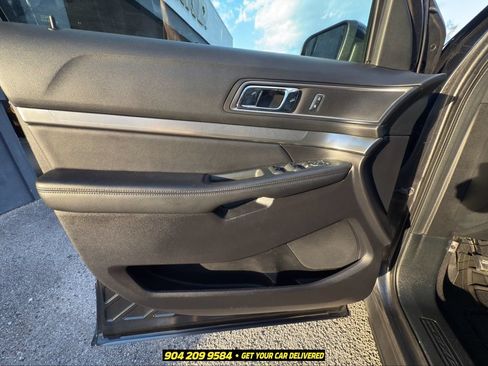 Used 2018 Ford Explorer XLT w/ Equipment Group 202A AWD/4WD image 17