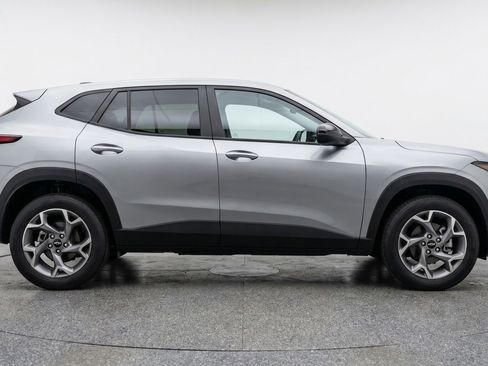 Used 2025 Chevrolet Trax LT w/ LT Convenience Package FWD image 11