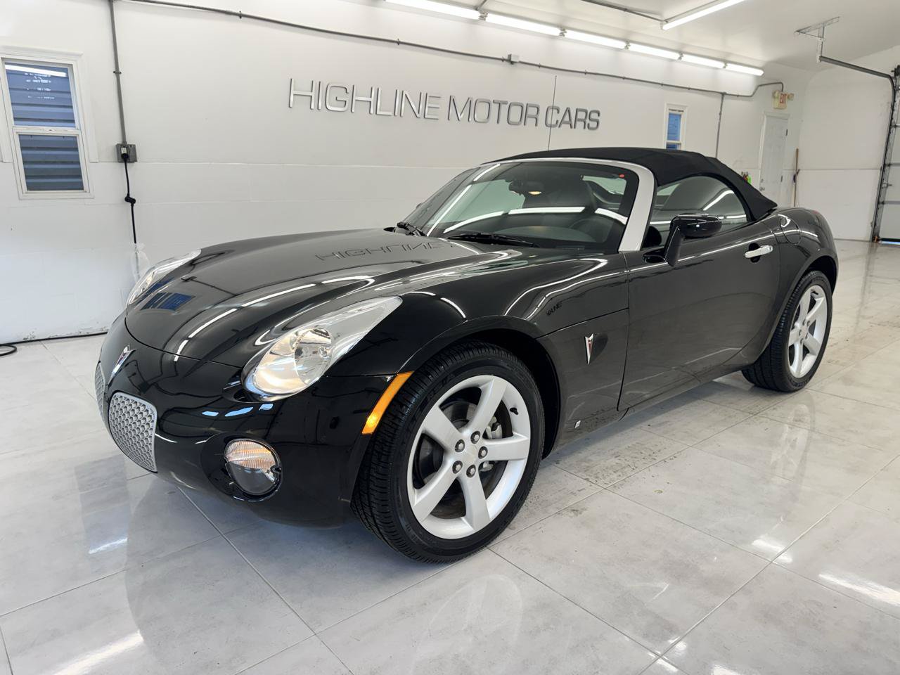 Used 2006 Pontiac Solstice Convertible w/ Premium Package RWD image 1