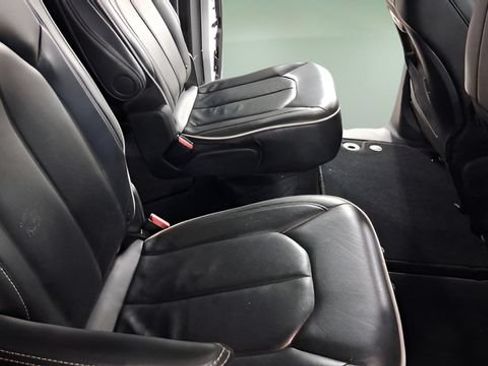 Used 2025 Chrysler Pacifica Limited FWD image 15