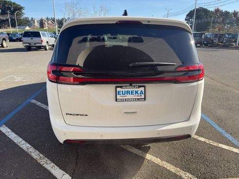 New 2026 Chrysler Pacifica Select image 16