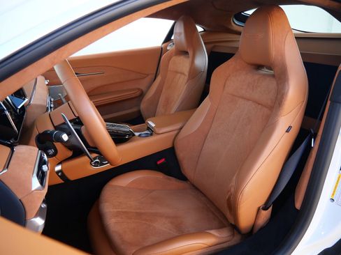 Used 2025 Aston Martin V8 Vantage Coupe RWD image 19